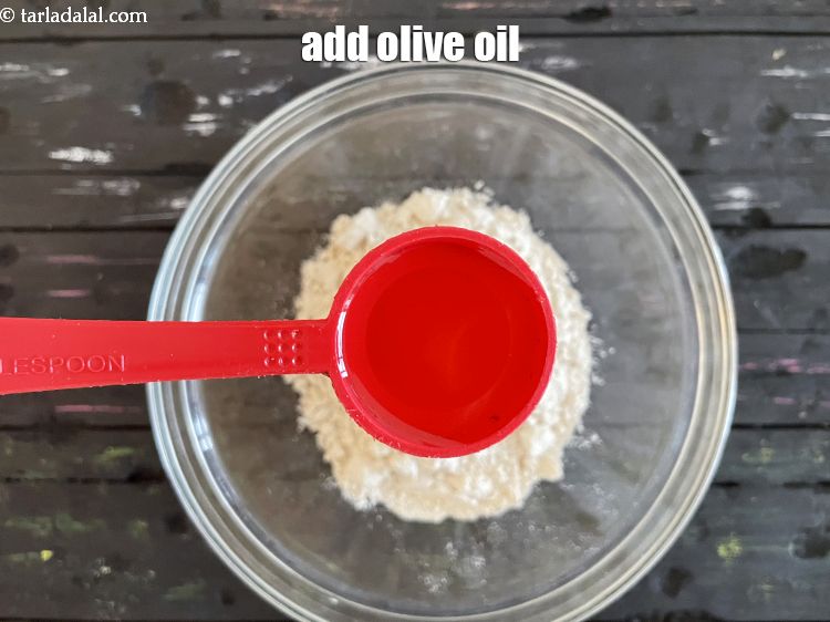 स्टेप 5 – १ टेबल-स्पून&nbsp;<a href=""https://www.tarladalal.com/glossary-olive-oil-hindi-451i"">जैतून का तेल</a>&nbsp;डालें।&nbsp;