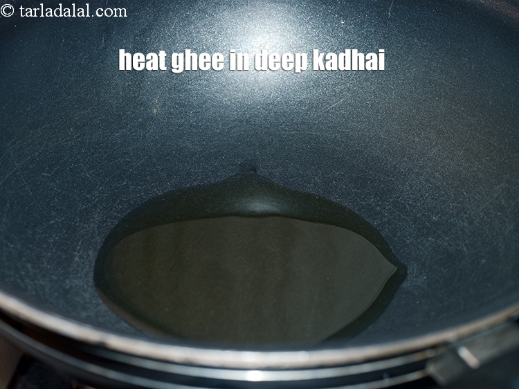 स्टेप 5 – <strong>अखरोट का शीरा</strong> बनाने के लिए, एक गहरी नॉन-स्टिक कढ़ाई …