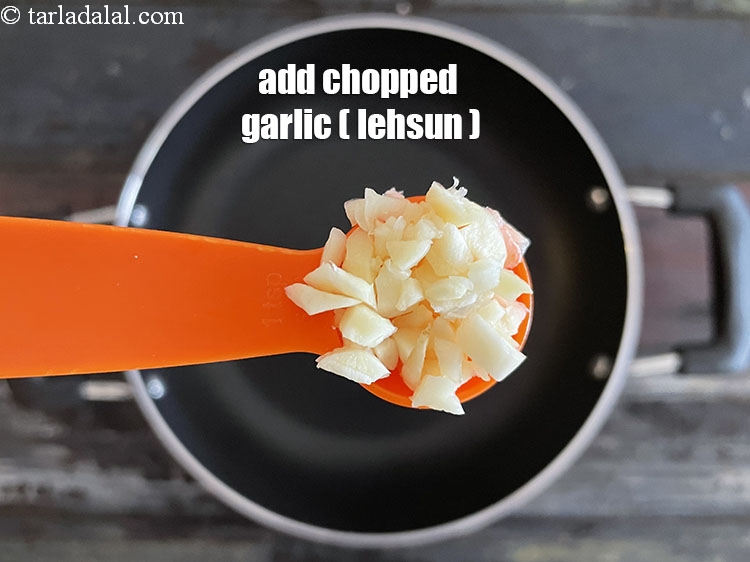 स्टेप 15 – २ टी-स्पून&nbsp;<a href=""https://www.tarladalal.com/glossary-chopped-garlic-hindi-790i"">कटा हुआ लहसुन</a>&nbsp;डालें।