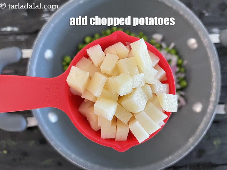 स्टेप 5 – १/४ कप&nbsp;<a href=""https://www.tarladalal.com/glossary-chopped-potatoes-hindi-787i"">कटा हुआ आलू</a>&nbsp;डालें&nbsp;।