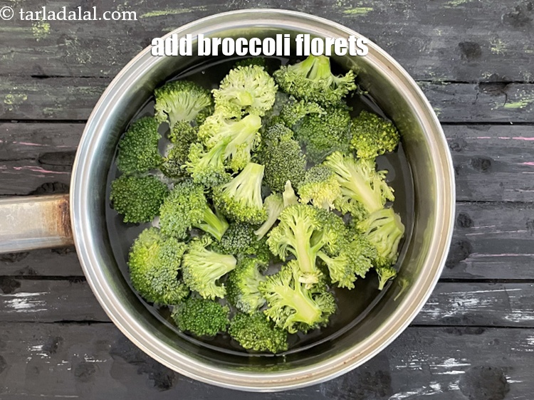 Step 8 – <meta charset="UTF-8" />Add broccoli florets.&nbsp;<br /> &nbsp;