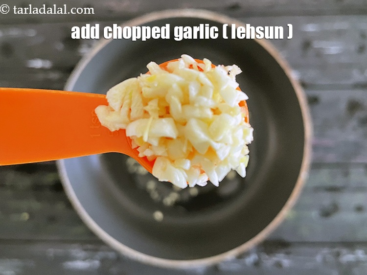 स्टेप 12 – २ टी-स्पून&nbsp;बारीक&nbsp;<a href=""https://www.tarladalal.com/glossary-chopped-garlic-hindi-790i"">कटा हुआ लहसुन</a>&nbsp;डालें।