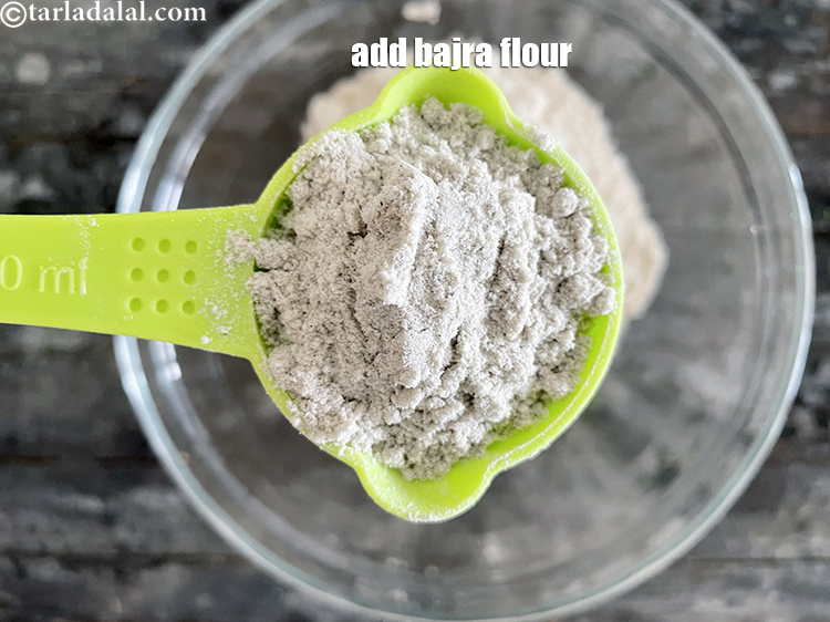 स्टेप 9 – १/४ कप <a href=""https://www.tarladalal.com/glossary-bajra-flour-bajra-ka-atta-bajre-ka-atta-hindi-176i"">बाजरे का आटा</a>&nbsp;डालें।&nbsp;<strong><a href=""/recipes-using-bajra-flour-in-hindi-176"">बाजरे का आटा</a></strong>&nbsp;<a href=""/recipes-for-Protein-Rich-Foods-Indian-Veg-Protein-Rich-Recipes-in-hindi-language-695"">प्रोटीन …