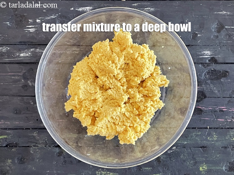 स्टेप 10 – मिश्रण को एक गहरे बाउल में डालें।