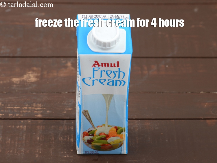 स्टेप 5 – <a href=""https://www.tarladalal.com/glossary-fresh-cream-hindi-1877i"" target=""_blank"">फ्रेश क्रीम</a> टेट्रा पैक को बिना सील खोले …