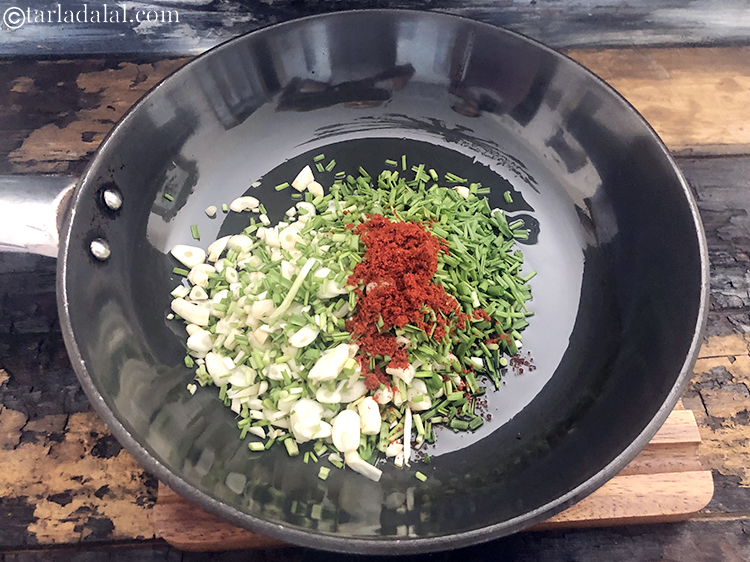 स्टेप 7 – लाल मिर्च पाउडर डालें।