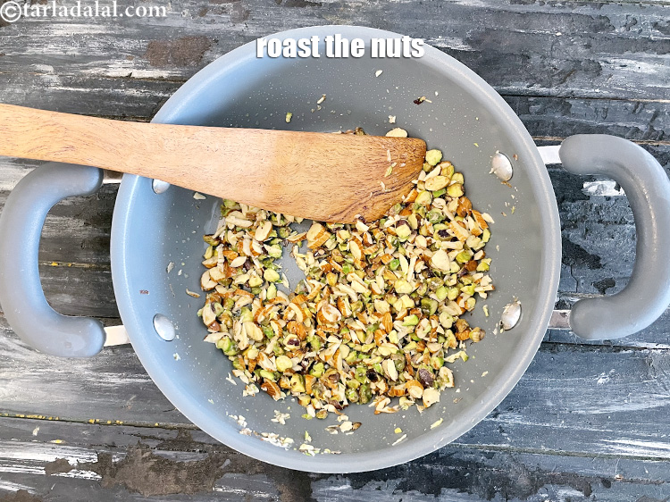 स्टेप 8 – नट्स को धीमी आंच पर भूनकर पैन से निकाल लीजिए&nbsp;।