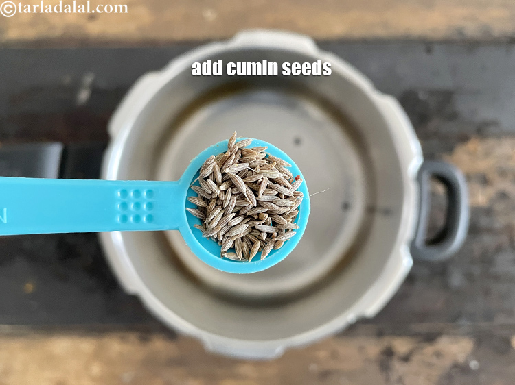 स्टेप 18 – १/२ टी-स्पून&nbsp;<a href=""https://www.tarladalal.com/glossary-cumin-seeds-jeera-zeera-hindi-381i"">जीरा</a>&nbsp;डालें।