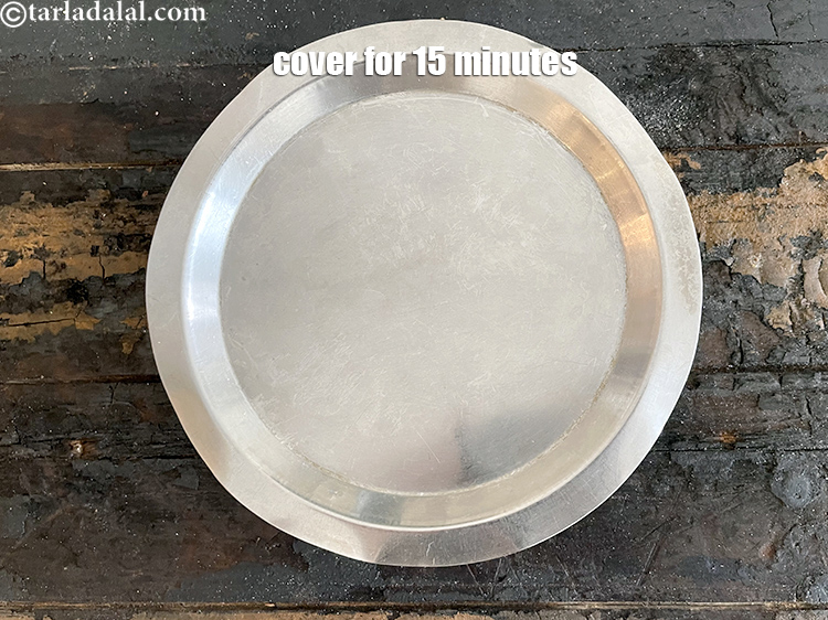 स्टेप 25 – ढककर १५ मिनट के लिए अलग रख दें।