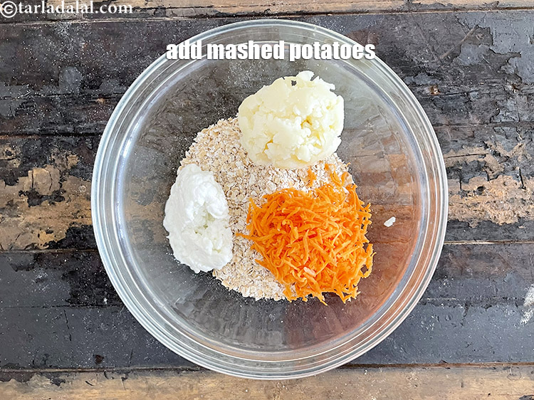 स्टेप 17 – १/२ कप&nbsp;<a href=""https://www.tarladalal.com/glossary-boiled-and-mashed-potatoes-hindi-1831i"">उबले , छिले और मसले हुए आलू</a>&nbsp;डालें&nbsp;&nbsp;।