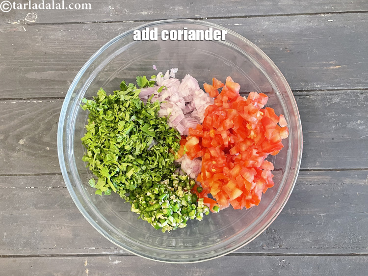 स्टेप 29 – १ १/२ कप बारीक कटा हुआ <a href=""https://www.tarladalal.com/glossary-chopped-coriander-hindi-783i"">हरा धनिया</a> डालें।