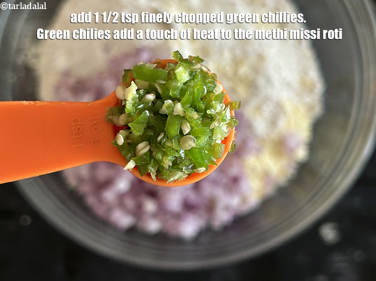 स्टेप 6 – १ १/२ टी-स्पून&nbsp;बारीक&nbsp;<a href=""https://www.tarladalal.com/glossary-chopped-green-chilli-hindi-820i"">कटी हुई हरी मिर्च</a>&nbsp;डालें। हरी मिर्च मेथी …