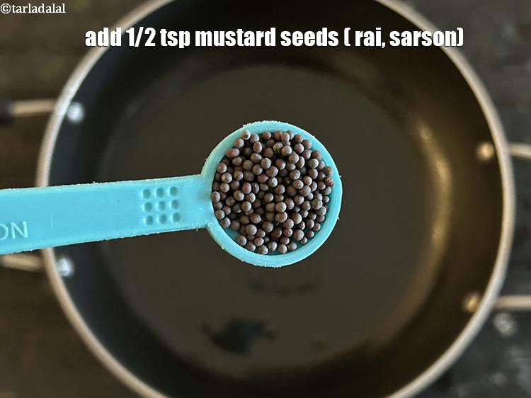 स्टेप 6 – १/२ टी-स्पून&nbsp;<a href=""https://www.tarladalal.com/glossary-turmeric-powder-haldi-hindi-645i"">सरसों</a>&nbsp;डालें।