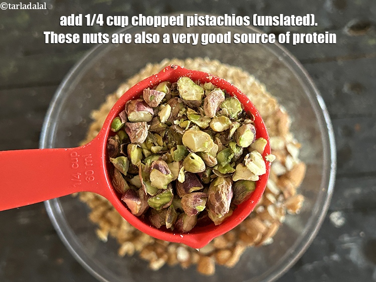 स्टेप 8 – १/४ कप&nbsp;<a href=""https://www.tarladalal.com/glossary-chopped-pistachios-hindi-893i"">कटे हुए पिस्ता</a>&nbsp;डालें।&nbsp;&nbsp;ये नट्स&nbsp;प्रोटीन&nbsp;&nbsp;का भी बहुत अच्छा स्रोत …