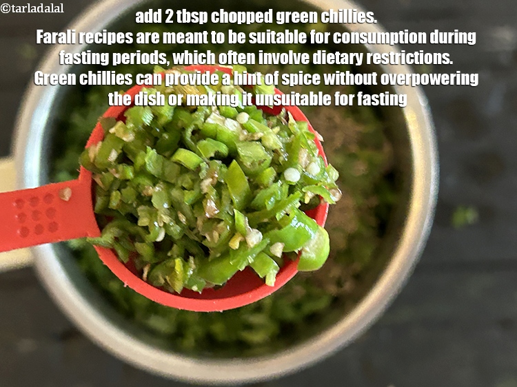 स्टेप 6 – २ टेबल-स्पून&nbsp;<a href=""https://www.tarladalal.com/glossary-chopped-green-chilli-hindi-820i"">कटी हुई हरी मिर्च</a>&nbsp;डालें। फराली व्यंजन उपवास के …