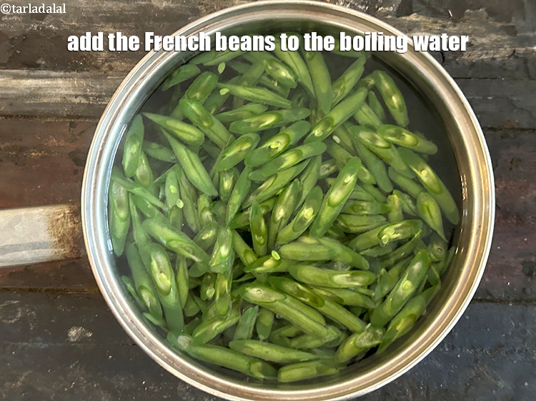 Step 8 – Add the French beans to the boiling water.<br /> &nbsp;