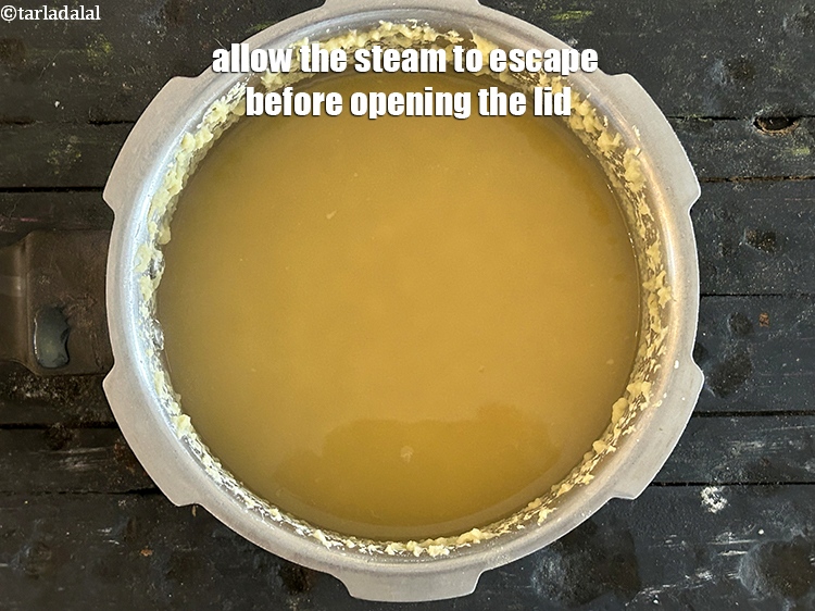 स्टेप 6 – ढक्कन खोलने से पहले भाप को बाहर निकलने दें।