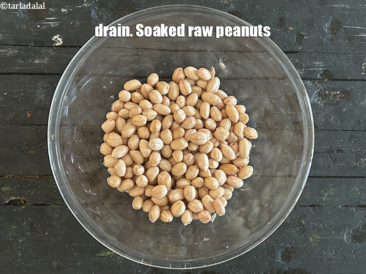 स्टेप 6 – भीगी हुई कच्ची मूंगफली को छान लें।
