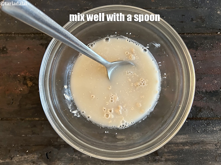 स्टेप 6 – चम्मच से अच्छी तरह मिला लें।&nbsp;