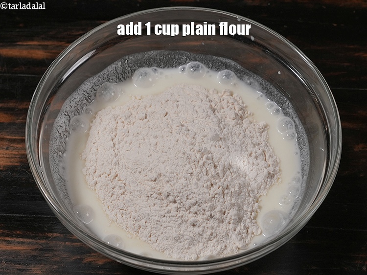 स्टेप 5 – १ कप मैदा डालें। प्रामाणिक रेसिपी में मैदा का उपयोग …