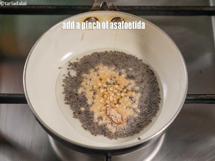स्टेप 6 – एक चुटकी&nbsp;<a href=""https://www.tarladalal.com/glossary-asafoetida-hing-hindi-113i"">हींग</a>&nbsp;डालें।&nbsp;
