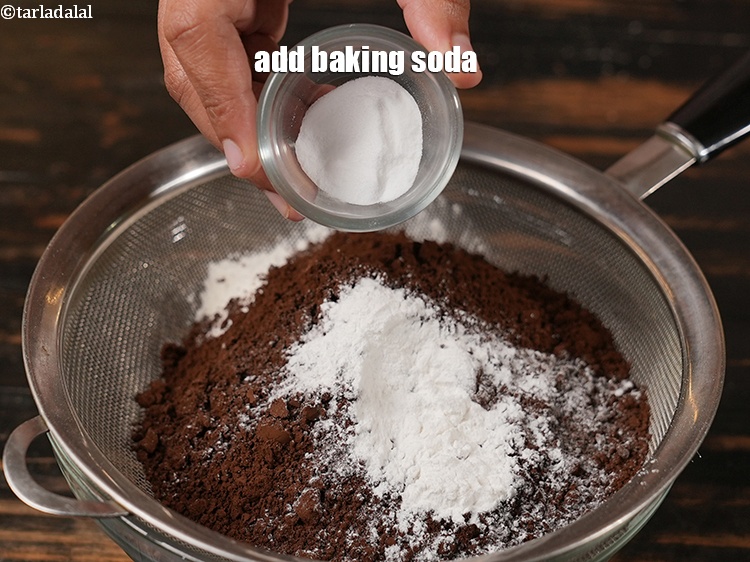 स्टेप 6 – १ टी-स्पून&nbsp;<a href=""https://www.tarladalal.com/glossary-baking-soda-soda-bi-carb-hindi-615i"">बेकिंग सोडा</a>&nbsp;डालें&nbsp;।