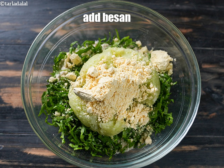स्टेप 6 – १/४ कप&nbsp;<a href=""https://www.tarladalal.com/glossary-besan-chana-dal-flour-bengal-gram-flour-hindi-952i"">बेसन</a>&nbsp;डालें।