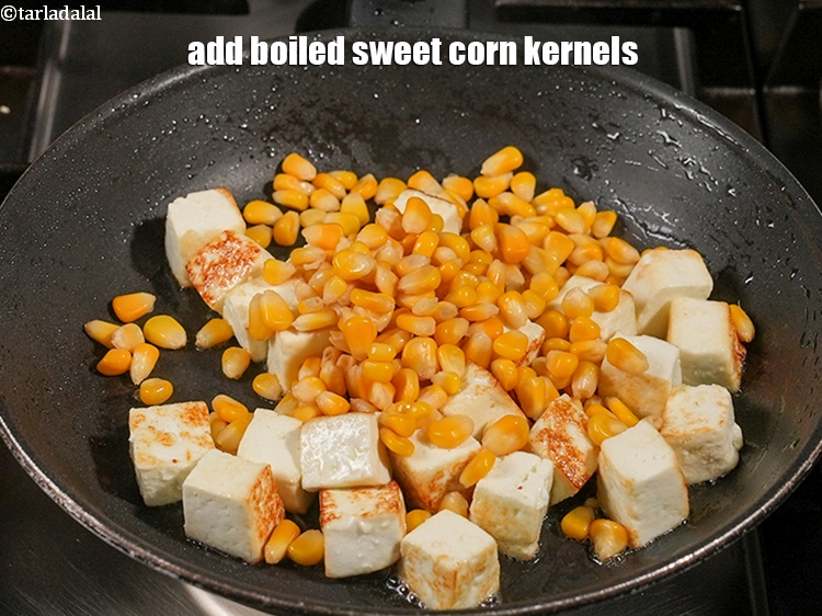 स्टेप 6 – ३/४ कप&nbsp;<a href=""https://www.tarladalal.com/glossary-boiled-sweet-corn-kernels-hindi-153i"">उबले हुए स्वीट कॉर्न कर्नेल (मकई के दाने)</a>&nbsp;डालें …