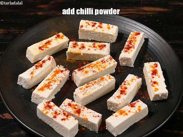 स्टेप 6 – १/४ टी-स्पून&nbsp;<a href=""https://www.tarladalal.com/glossary-kashmiri-red-chilli-powder-kashmiri-mirch-powder-hindi-2684i"">कश्मीरी लाल मिर्च पाउडर</a>&nbsp;डालें।