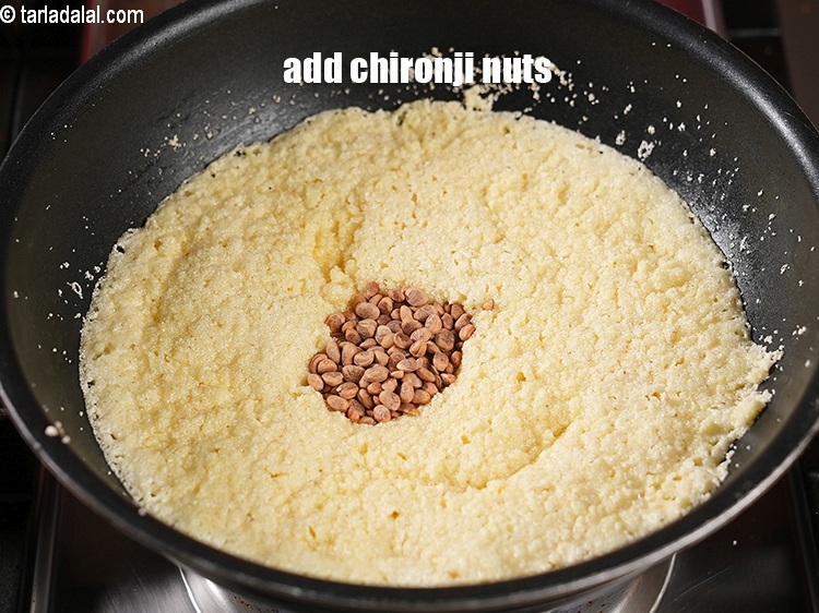 स्टेप 6 – १ टेबल-स्पून&nbsp;<a href=""https://www.tarladalal.com/glossary-chironji-nuts-charoli-piyal-seeds-hindi-305i"">चिरौंजी (चारोली)</a>&nbsp;डालें।