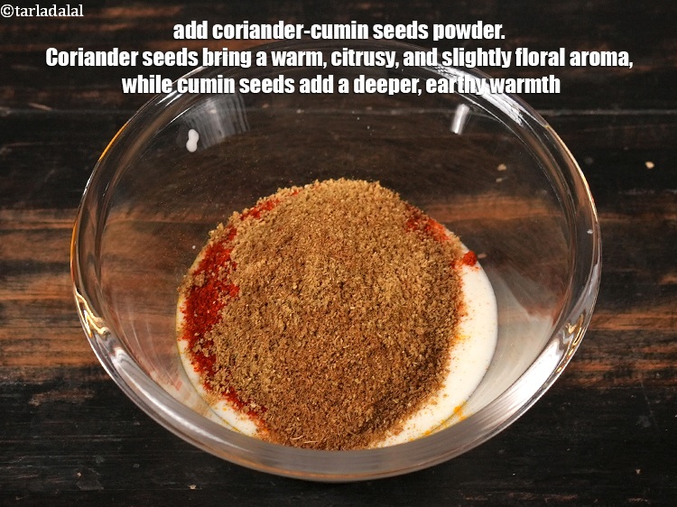 स्टेप 6 – २ टी-स्पून&nbsp;<a href=""https://www.tarladalal.com/-0r"">धनिया-जीरा पाउडर</a>&nbsp;डालें । धनिया के बीज एक गर्म, …