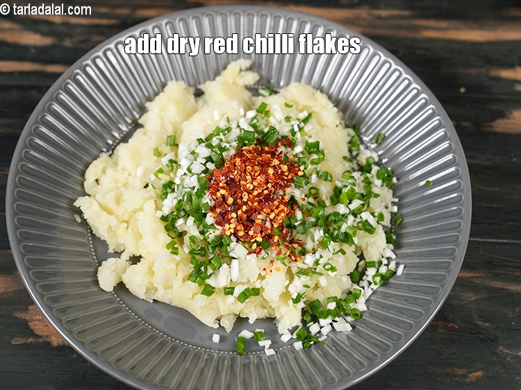 Step 6 – Add 2 tsp dry red chilli flakes.&nbsp;