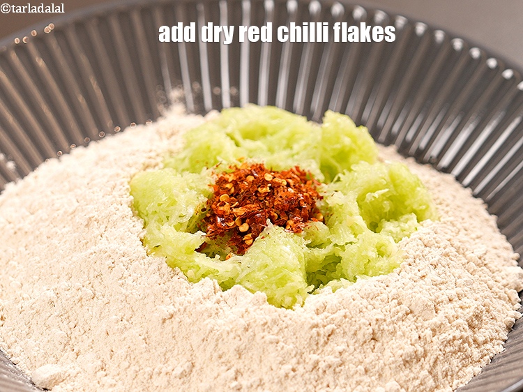 Step 6 – Add 1 tsp dry red chilli flakes (paprika).