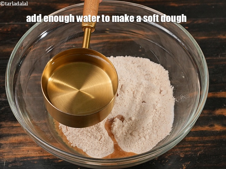 स्टेप 7 – नरम आटा गूंथने के लिए पर्याप्त पानी डालें। हमने लगभग …