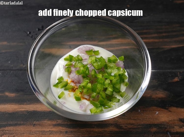 स्टेप 6 – २ टी-स्पून&nbsp;बारीक&nbsp;<a href=""https://www.tarladalal.com/glossary-chopped-capsicum-hindi-164i"">कटी हुई शिमला मिर्च</a>&nbsp;डालें।