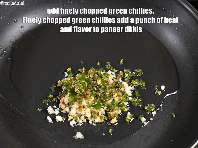 स्टेप 6 – 2 चम्मच बारीक कटी हरी मिर्च डालें। बारीक कटी हरी …