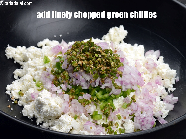 स्टेप 6 – ४ टी-स्पून&nbsp;बारीक&nbsp;<a href=""https://www.tarladalal.com/glossary-chopped-green-chilli-hindi-820i"">कटी हरी मिर्च</a>&nbsp;डालें।