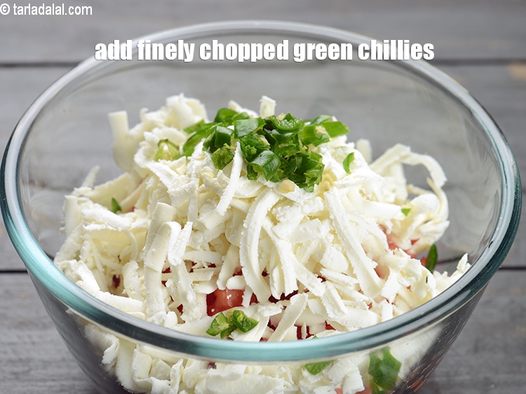 स्टेप 7 – १ टी-स्पून&nbsp;बारीक&nbsp;<a href=""https://www.tarladalal.com/glossary-chopped-green-chilli-hindi-820i"">कटी हुई हरी मिर्च</a>&nbsp;डालें&nbsp;।