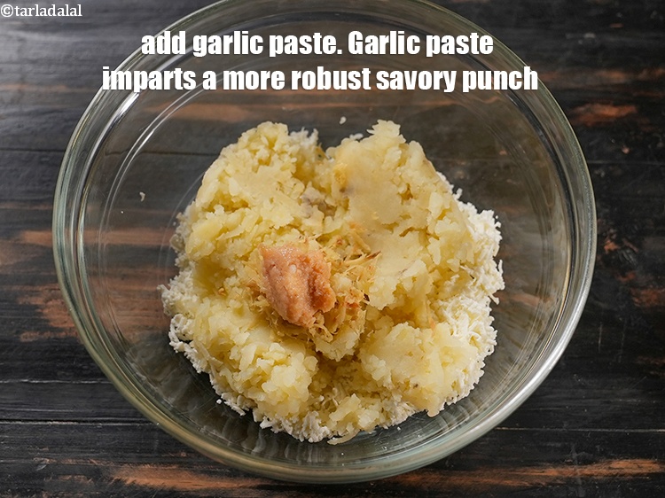 Step 7 – Add 1/2 tsp <a href="https://www.tarladalal.com/glossary-garlic-paste-lehsun-ki-paste-lahsun-ki-paste-350i">garlic (lehsun) paste</a>. Garlic paste imparts a more robust savory punch.