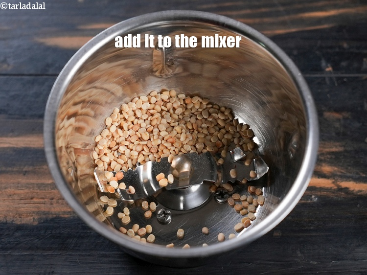 स्टेप 6 – ठंडा होने पर इसे मिक्सर जार में डालें।