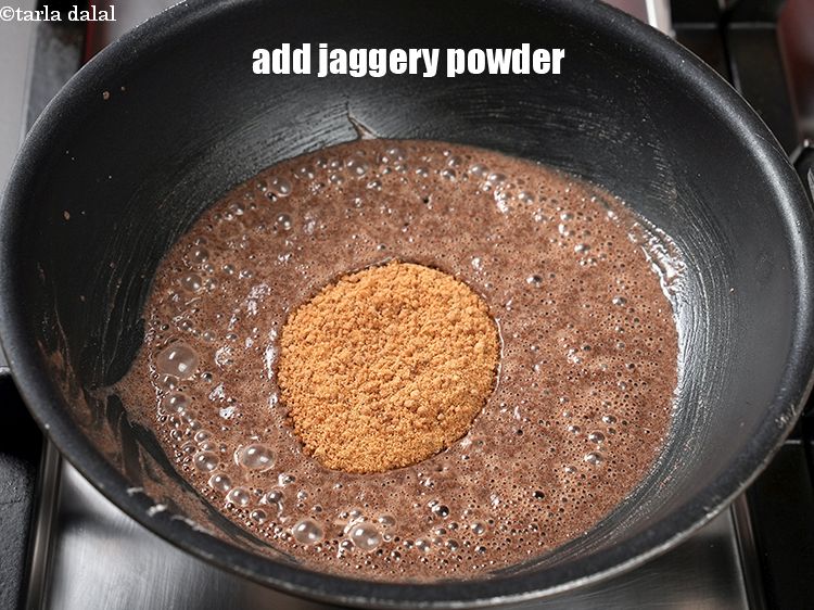 स्टेप 6 – <p>५ टेबल-स्पून&nbsp;<a href="">गुड़ पाउडर</a>&nbsp;डालें&nbsp;।</p>