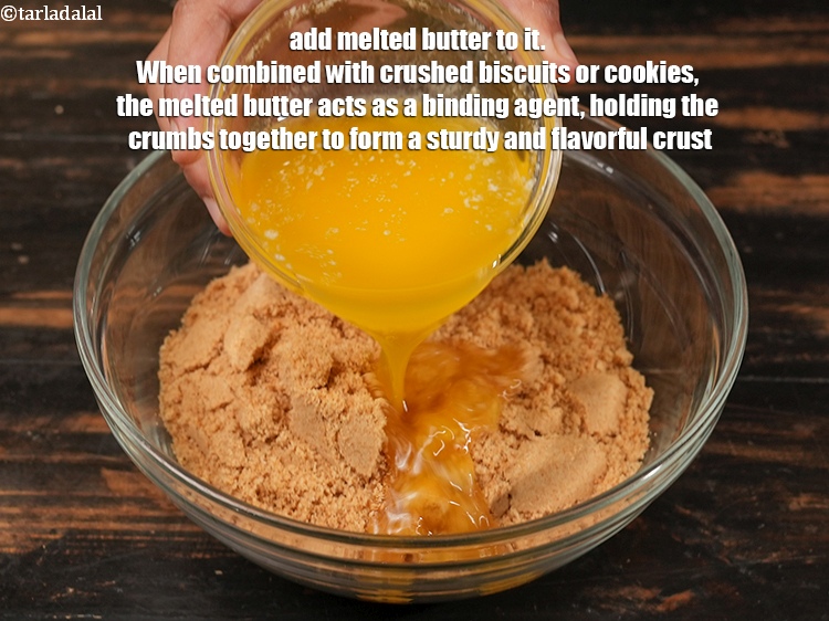 स्टेप 6 – इसमें १/२ कप&nbsp;<a href=""https://www.tarladalal.com/glossary-melted-butter-hindi-1941i"">पिघला हुआ मक्खन</a>&nbsp;डालें। जब इसे क्रश किए …