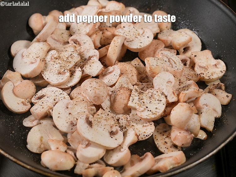 स्टेप 6 – स्वादानुसार काली मिर्च पाउडर डालें।