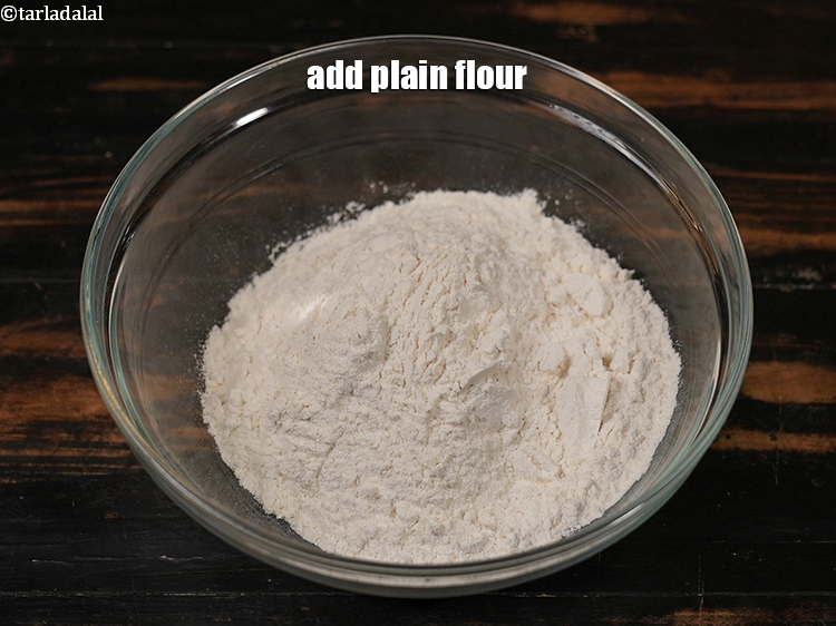 स्टेप 6 – इसमें १ १/२ कप&nbsp;<a href=""https://www.tarladalal.com/glossary-plain-flour-maida-hindi-188i"">मैदा</a>&nbsp;मिलाएं ।&nbsp;