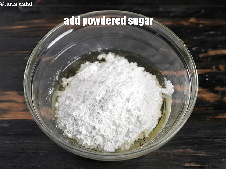 स्टेप 6 – १ १/४ कप&nbsp;<a href=""https://www.tarladalal.com/glossary-powdered-sugar-hindi-280i"">पसी हुई चीनी</a>&nbsp;डालें।&nbsp;