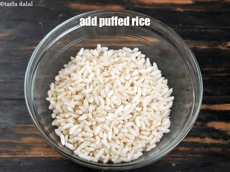 Step 6 – Add 1 cup&nbsp;<a href="https://www.tarladalal.com/glossary-puffed-rice-kurmura-murmura-mamra-537i">puffed rice (kurmura)</a>