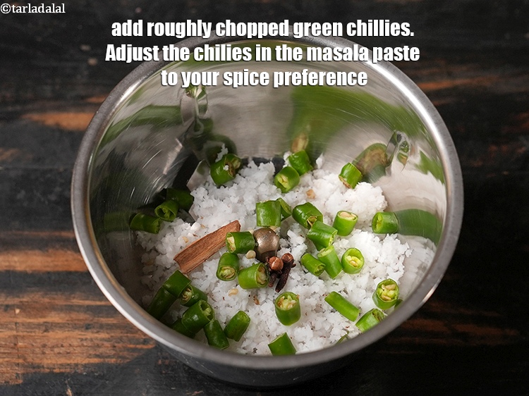 स्टेप 6 – १ टेबल-स्पून&nbsp;मोटे तौर पर&nbsp;<a href=""https://www.tarladalal.com/glossary-chopped-green-chilli-hindi-820i"">कटी हुई हरी मिर्च</a>&nbsp;डालें&nbsp;। मसाला पेस्ट …