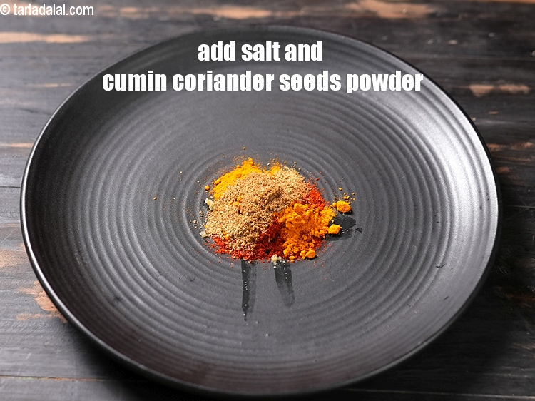 स्टेप 6 – स्वादानुसार नमक और&nbsp;१ टी-स्पून&nbsp;<a href=""https://www.tarladalal.com/glossary-coriander-cumin-seeds-powder-dhania-jeera-powder-hindi-375i"">धनिया-जीरा पाउडर</a>&nbsp;डालिये।