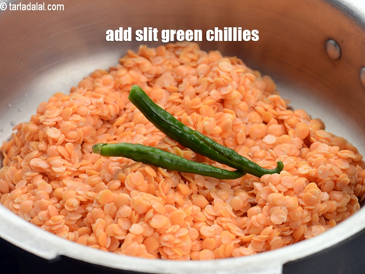 स्टेप 7 – २&nbsp;<a href=""https://www.tarladalal.com/glossary-slit-green-chillies-hindi-1856i"">चीर हुई हरी मिर्च</a>&nbsp;डालें ।