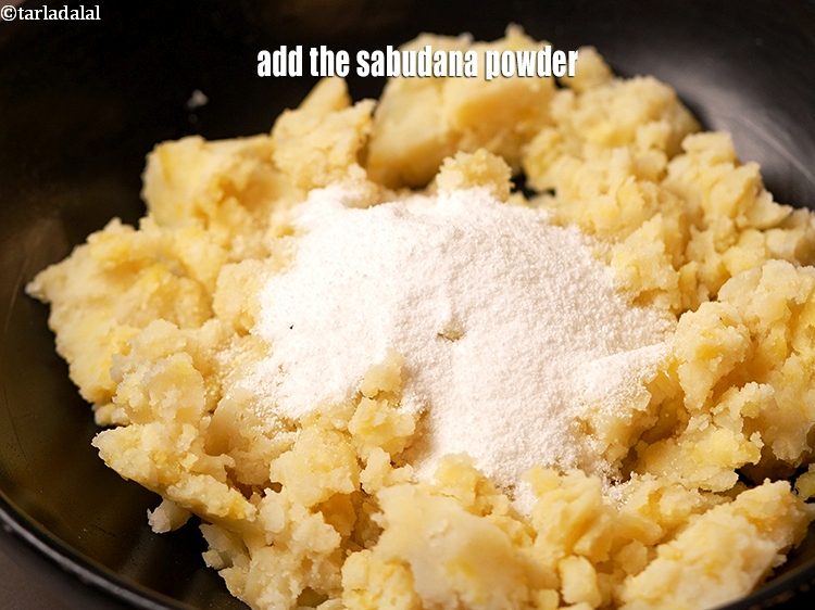 Step 6 – Add the sabudana powder.&nbsp;